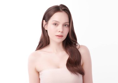 Beyaz arka planda temiz tenli güzel Asyalı kadın, yüz bakımı, yüz bakımı, kozmetoloji, güzellik ve kaplıca, Asyalı kadın portresi.