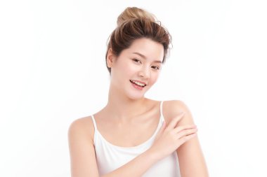 Beyaz arka planda temiz tenli güzel Asyalı kadın, yüz bakımı, yüz bakımı, kozmetoloji, güzellik ve kaplıca, Asyalı kadın portresi.