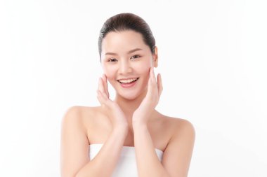 Beyaz arka planda temiz tenli güzel Asyalı kadın, yüz bakımı, yüz bakımı, kozmetoloji, güzellik ve kaplıca, Asyalı kadın portresi.