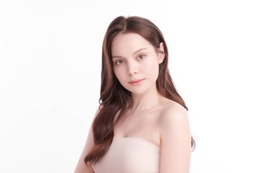 Beyaz arka planda temiz tenli güzel Asyalı kadın, yüz bakımı, yüz bakımı, kozmetoloji, güzellik ve kaplıca, Asyalı kadın portresi.