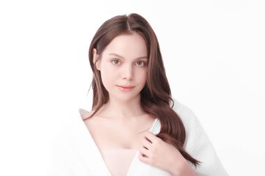 Beyaz arka planda temiz tenli güzel Asyalı kadın, yüz bakımı, yüz bakımı, kozmetoloji, güzellik ve kaplıca, Asyalı kadın portresi.