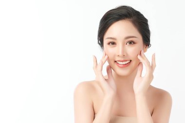 Beyaz arka planda temiz tenli güzel Asyalı kadın, yüz bakımı, yüz bakımı, kozmetoloji, güzellik ve kaplıca, Asyalı kadın portresi.