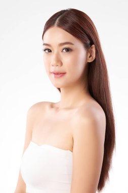 Beyaz arka planda temiz tenli güzel Asyalı kadın, yüz bakımı, yüz bakımı, kozmetoloji, güzellik ve kaplıca, Asyalı kadın portresi.