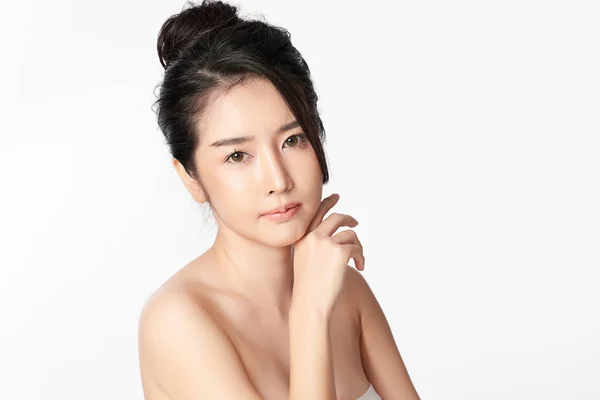 Beyaz Arka Planda Temiz Tenli Güzel Asyalı Kadın Yüz Bakımı — Stok fotoğraf