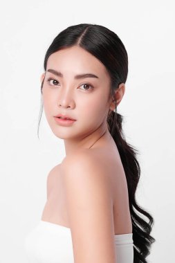 Beyaz arka planda temiz tenli güzel Asyalı kadın, yüz bakımı, yüz bakımı, kozmetoloji, güzellik ve kaplıca, Asyalı kadın portresi.