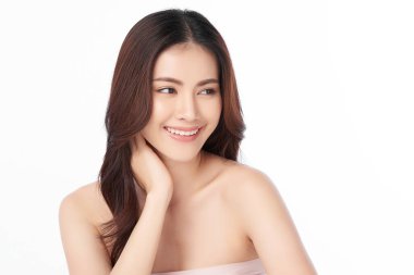 Beyaz arka planda temiz tenli güzel Asyalı kadın, yüz bakımı, yüz bakımı, kozmetoloji, güzellik ve kaplıca, Asyalı kadın portresi.