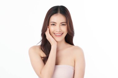 Beyaz arka planda temiz tenli güzel Asyalı kadın, yüz bakımı, yüz bakımı, kozmetoloji, güzellik ve kaplıca, Asyalı kadın portresi.