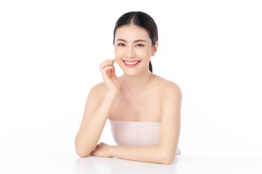 Beyaz arka planda temiz tenli güzel Asyalı kadın, yüz bakımı, yüz bakımı, kozmetoloji, güzellik ve kaplıca, Asyalı kadın portresi.