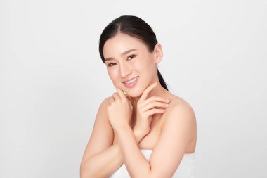 Beyaz arka planda temiz tenli güzel Asyalı kadın, yüz bakımı, yüz bakımı, kozmetoloji, güzellik ve kaplıca, Asyalı kadın portresi.