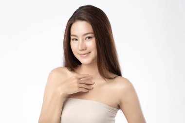 Beyaz arka planda temiz tenli güzel Asyalı kadın, yüz bakımı, yüz bakımı, kozmetoloji, güzellik ve kaplıca, Asyalı kadın portresi.