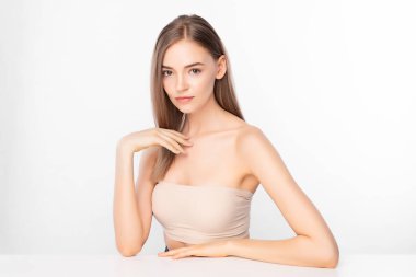 Beyaz arka planda temiz tenli güzel bir kadın, yüz bakımı, yüz bakımı, kozmetoloji, güzellik ve kaplıca, kadın portresi..