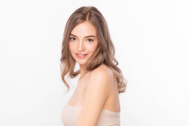 Beyaz arka planda temiz tenli güzel bir kadın, yüz bakımı, yüz bakımı, kozmetoloji, güzellik ve kaplıca, kadın portresi..