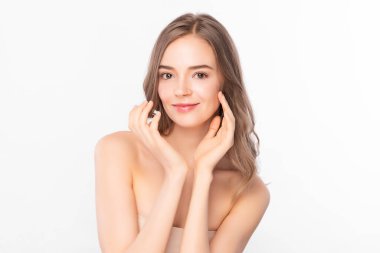 Beyaz arka planda temiz tenli güzel bir kadın, yüz bakımı, yüz bakımı, kozmetoloji, güzellik ve kaplıca, kadın portresi..