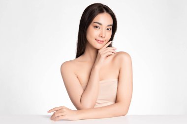 Beyaz arka planda temiz tenli güzel Asyalı kadın, yüz bakımı, yüz bakımı, kozmetoloji, güzellik ve kaplıca, Asyalı kadın portresi.