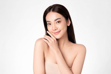 Beyaz arka planda temiz tenli güzel Asyalı kadın, yüz bakımı, yüz bakımı, kozmetoloji, güzellik ve kaplıca, Asyalı kadın portresi.