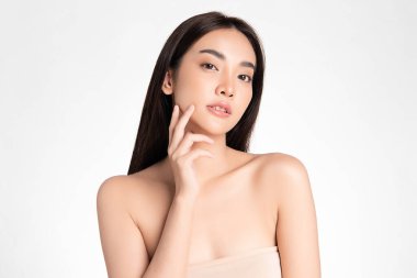 Beyaz arka planda temiz tenli güzel Asyalı kadın, yüz bakımı, yüz bakımı, kozmetoloji, güzellik ve kaplıca, Asyalı kadın portresi.