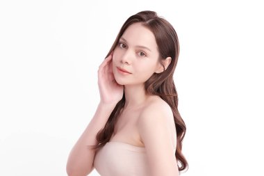 Beyaz arka planda temiz tenli güzel Asyalı kadın, yüz bakımı, yüz bakımı, kozmetoloji, güzellik ve kaplıca, Asyalı kadın portresi.