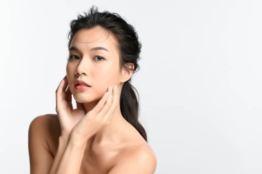 Beyaz arka planda temiz tenli güzel Asyalı kadın, yüz bakımı, yüz bakımı, kozmetoloji, güzellik ve kaplıca, Asyalı kadın portresi.