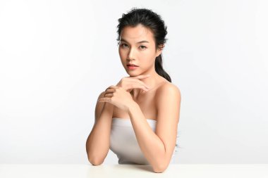 Beyaz arka planda temiz tenli güzel Asyalı kadın, yüz bakımı, yüz bakımı, kozmetoloji, güzellik ve kaplıca, Asyalı kadın portresi.