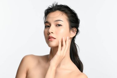 Beyaz arka planda temiz tenli güzel Asyalı kadın, yüz bakımı, yüz bakımı, kozmetoloji, güzellik ve kaplıca, Asyalı kadın portresi.