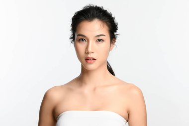 Beyaz arka planda temiz tenli güzel Asyalı kadın, yüz bakımı, yüz bakımı, kozmetoloji, güzellik ve kaplıca, Asyalı kadın portresi.