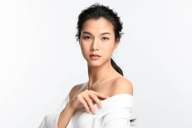 Beyaz arka planda temiz tenli güzel Asyalı kadın, yüz bakımı, yüz bakımı, kozmetoloji, güzellik ve kaplıca, Asyalı kadın portresi.