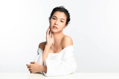 Beyaz arka planda temiz tenli güzel Asyalı kadın, yüz bakımı, yüz bakımı, kozmetoloji, güzellik ve kaplıca, Asyalı kadın portresi.