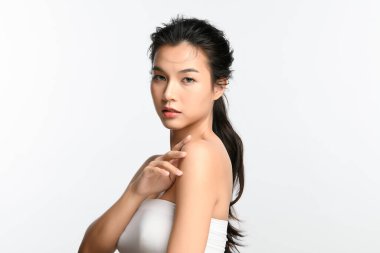 Beyaz arka planda temiz tenli güzel Asyalı kadın, yüz bakımı, yüz bakımı, kozmetoloji, güzellik ve kaplıca, Asyalı kadın portresi.