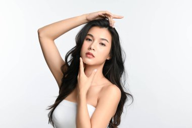 Beyaz arka planda temiz tenli güzel Asyalı kadın, yüz bakımı, yüz bakımı, kozmetoloji, güzellik ve kaplıca, Asyalı kadın portresi.