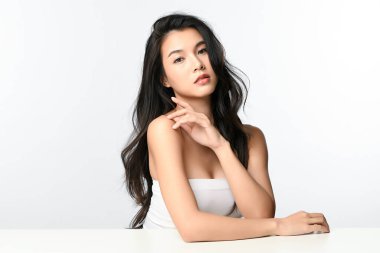 Beyaz arka planda temiz tenli güzel Asyalı kadın, yüz bakımı, yüz bakımı, kozmetoloji, güzellik ve kaplıca, Asyalı kadın portresi.