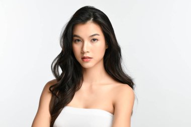 Beyaz arka planda temiz tenli güzel Asyalı kadın, yüz bakımı, yüz bakımı, kozmetoloji, güzellik ve kaplıca, Asyalı kadın portresi.