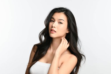 Beyaz arka planda temiz tenli güzel Asyalı kadın, yüz bakımı, yüz bakımı, kozmetoloji, güzellik ve kaplıca, Asyalı kadın portresi.