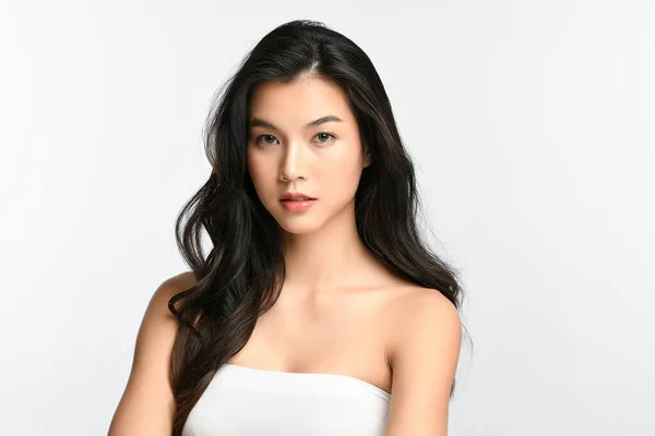 Beyaz arka planda temiz tenli güzel Asyalı kadın, yüz bakımı, yüz bakımı, kozmetoloji, güzellik ve kaplıca, Asyalı kadın portresi.