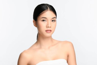 Beyaz arka planda temiz tenli güzel Asyalı kadın, yüz bakımı, yüz bakımı, kozmetoloji, güzellik ve kaplıca, Asyalı kadın portresi.