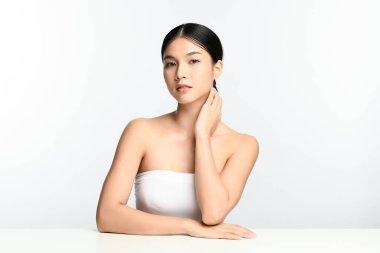 Beyaz arka planda temiz tenli güzel Asyalı kadın, yüz bakımı, yüz bakımı, kozmetoloji, güzellik ve kaplıca, Asyalı kadın portresi.