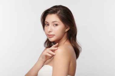 Beyaz arka planda temiz tenli güzel Asyalı kadın, yüz bakımı, yüz bakımı, kozmetoloji, güzellik ve kaplıca, Asyalı kadın portresi.
