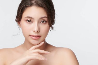 Beyaz arka planda temiz tenli güzel Asyalı kadın, yüz bakımı, yüz bakımı, kozmetoloji, güzellik ve kaplıca, Asyalı kadın portresi.