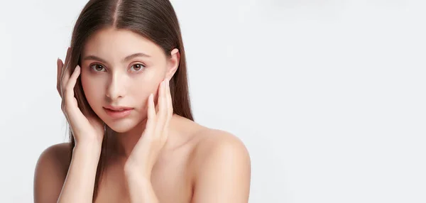 Mulher Asiática Nova Bonita Com Pele Fresca Limpa Fundo Branco — Fotografia de Stock