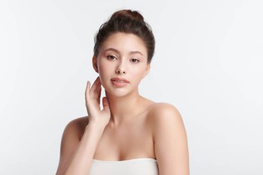 Beyaz arka planda temiz tenli güzel Asyalı kadın, yüz bakımı, yüz bakımı, kozmetoloji, güzellik ve kaplıca, Asyalı kadın portresi.