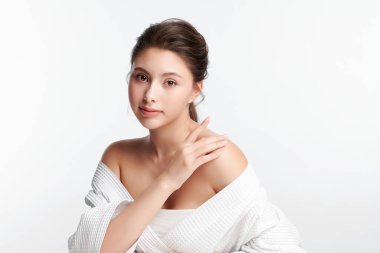 Beyaz arka planda temiz tenli güzel Asyalı kadın, yüz bakımı, yüz bakımı, kozmetoloji, güzellik ve kaplıca, Asyalı kadın portresi.