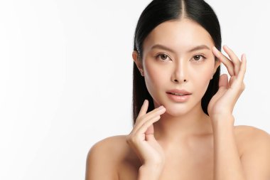 Beyaz arka planda temiz tenli güzel Asyalı kadın, yüz bakımı, yüz bakımı, kozmetoloji, güzellik ve kaplıca, Asyalı kadın portresi.