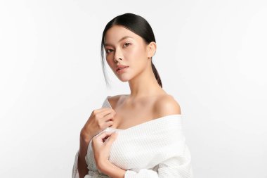 Beyaz arka planda temiz tenli güzel Asyalı kadın, yüz bakımı, yüz bakımı, kozmetoloji, güzellik ve kaplıca, Asyalı kadın portresi.