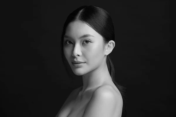 Svart Och Vitt Porträtt Vacker Ung Asiatisk Kvinna Med Ren — Stockfoto