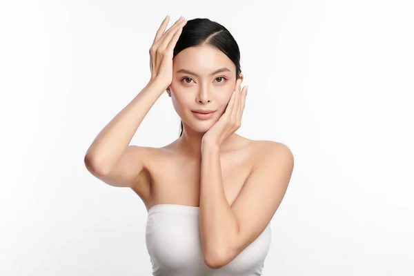 Beyaz arka planda temiz tenli güzel Asyalı kadın, yüz bakımı, yüz bakımı, kozmetoloji, güzellik ve kaplıca, Asyalı kadın portresi.