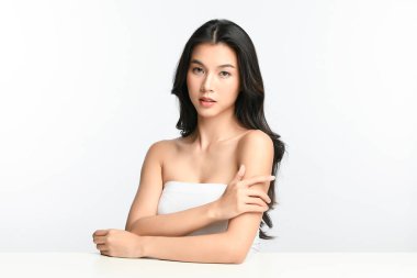 Beyaz arka planda temiz tenli güzel Asyalı kadın, yüz bakımı, yüz bakımı, kozmetoloji, güzellik ve kaplıca, Asyalı kadın portresi.