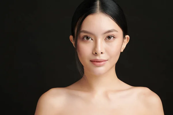 Schöne Junge Asiatische Frau Mit Sauberer Frischer Haut Auf Schwarzem — Stockfoto