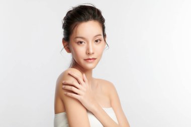 Beyaz arka planda temiz tenli güzel Asyalı kadın, yüz bakımı, yüz bakımı, kozmetoloji, güzellik ve kaplıca, Asyalı kadın portresi.