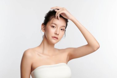 Beyaz arka planda temiz tenli güzel Asyalı kadın, yüz bakımı, yüz bakımı, kozmetoloji, güzellik ve kaplıca, Asyalı kadın portresi.