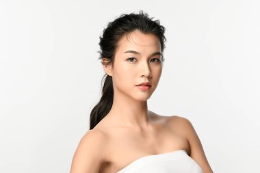 Beyaz arka planda temiz tenli güzel Asyalı kadın, yüz bakımı, yüz bakımı, kozmetoloji, güzellik ve kaplıca, Asyalı kadın portresi.