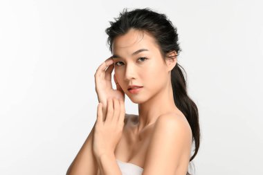 Beyaz arka planda temiz tenli güzel Asyalı kadın, yüz bakımı, yüz bakımı, kozmetoloji, güzellik ve kaplıca, Asyalı kadın portresi.